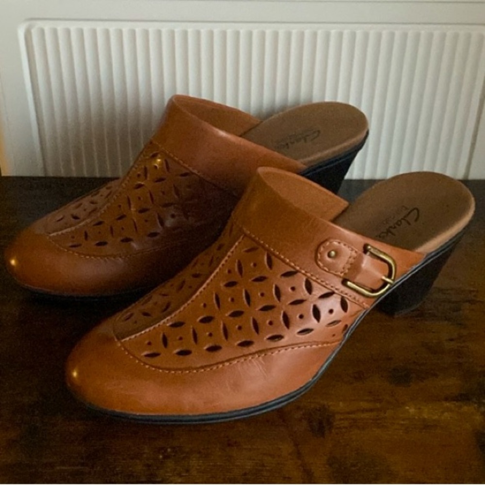 CLARKS Bendables Cognac Brown Perforated Leather Slip On Buckle Mules Clogs Sz 7 - Picture 3 of 11